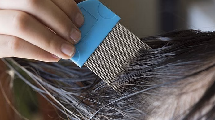 Les coiffeurs s&rsquo;accordent : la crème bleue Nivea, un secret méconnu pour sublimer les cheveux secs, mais à utiliser avec précaution…